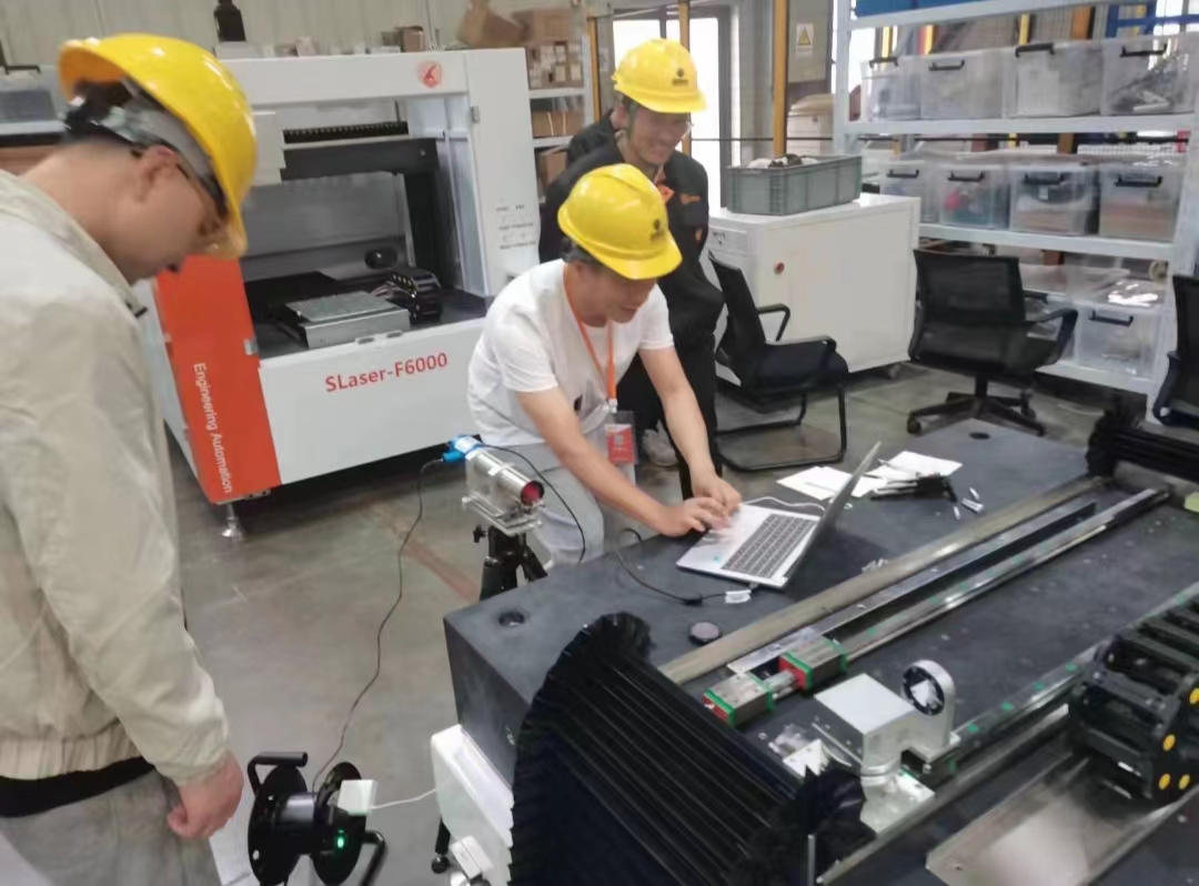 工程師為成都某公司調(diào)試儀器